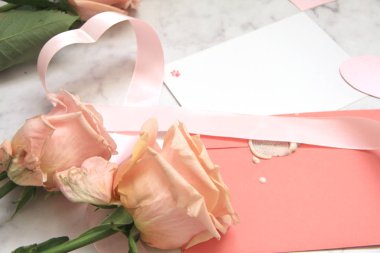 Sevgililer günü, zarf, şerit, gül, kalp, pembe için kompozisyon