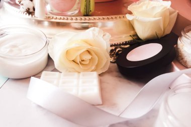 Dekoratif kozmetik, pembe bir arka plan, mum, Güzellik, Acıbadem kurabiyesi, pamuk, gül, vücut kremi, sabun, Hindistan cevizi yağı, deniz tuzu, sümbül, lavanta, saten kurdele, gri şerit, vücut kozmetik seti