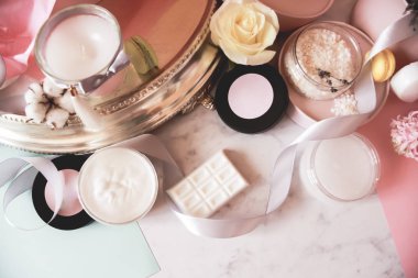 Dekoratif kozmetik, pembe bir arka plan, mum, Güzellik, Acıbadem kurabiyesi, pamuk, gül, vücut kremi, sabun, Hindistan cevizi yağı, deniz tuzu, sümbül, lavanta, saten kurdele, gri şerit, vücut kozmetik seti