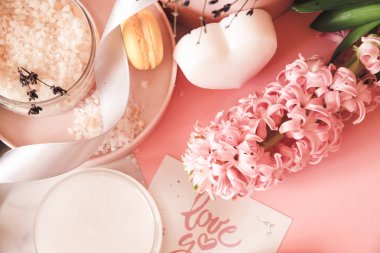 Dekoratif kozmetik, pembe bir arka plan, mum, Güzellik, Acıbadem kurabiyesi, pamuk, gül, vücut kremi, sabun, Hindistan cevizi yağı, deniz tuzu, sümbül, lavanta, saten kurdele, gri şerit, vücut kozmetik seti