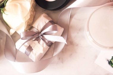 Kozmetik, gül, deniz tuzu, Hindistan cevizi yağı, gri şerit, beyaz balmumu, Fiyonklu hediye paketi