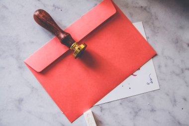 Mühür mumu damgası ve davetiye kartı ile kağıt pembe zarf