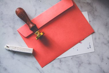 Mühür mumu damgası ve davetiye kartı ile kağıt pembe zarf