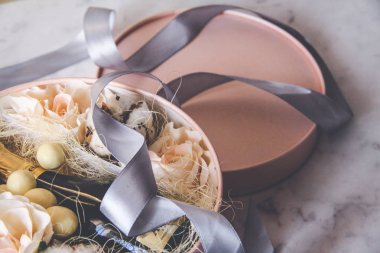 Sevgililer günü, beyaz gül, çikolata, şampanya, gri şerit, bir kutu içinde gül