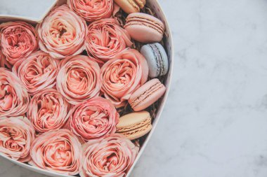 Makarna ve gül hediye kutusu kalp