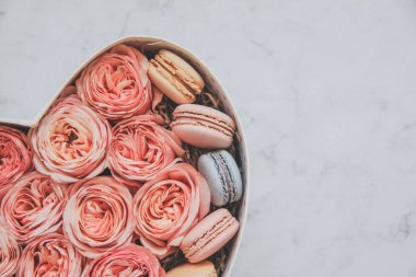 Makarna ve gül hediye kutusu kalp