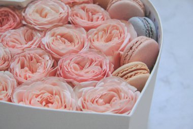 Makarna ve gül hediye kutusu kalp