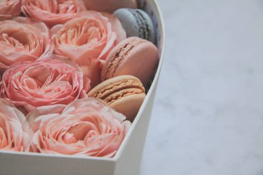 Makarna ve gül hediye kutusu kalp