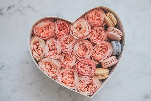 Caja Regalo Rosa Corazón Macarrones —  Fotos de Stock