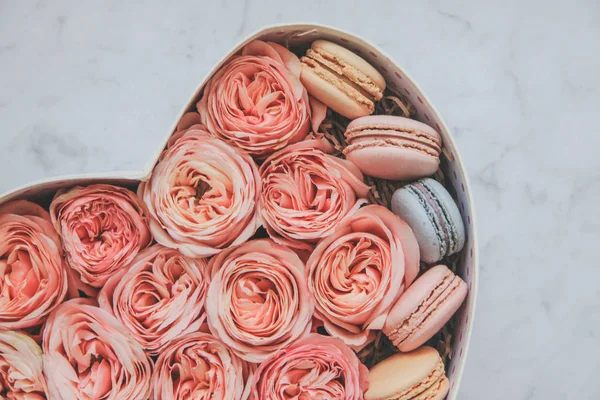 Caja Regalo Rosa Corazón Macarrones — Foto de Stock