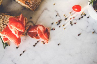 Ekmek Serrano jambonu tapas hizmet ile dilim