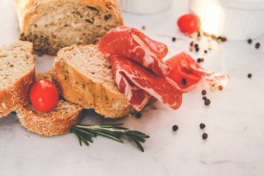 Ekmek Serrano jambonu tapas hizmet ile dilim