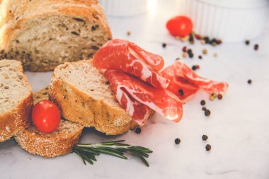 Ekmek Serrano jambonu tapas hizmet ile dilim