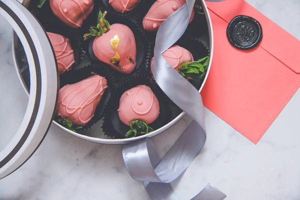 Chocolate Covered Strawberries Gift Box Transparent Lid Gray Ribbon Envelope — Stock Photo, Image