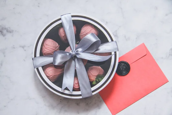 Fresas Cubiertas Chocolate Una Caja Regalo Con Una Tapa Transparente —  Fotos de Stock