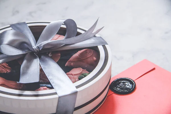 用透明盖子和灰色缎带的礼品盒和封蜡信封包裹着巧克力草莓 — 图库照片