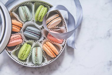 Fransız tatlı tatlı-Macarons, çok renkli, bir hediye kutusunda bir kurdele ile