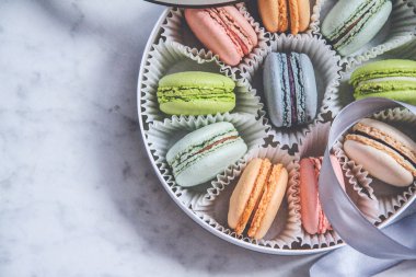 Fransız tatlı tatlı-Macarons, çok renkli, bir hediye kutusunda bir kurdele ile