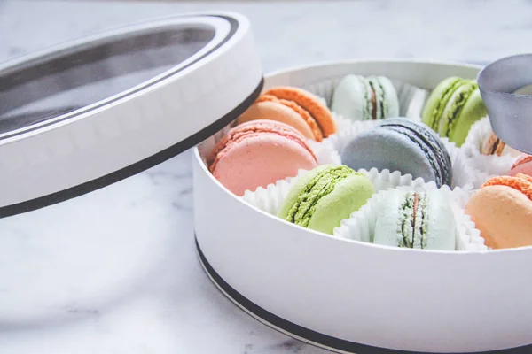 法国甜食甜点 马卡龙 五颜六色 在一个带丝带的礼品盒 — 图库照片