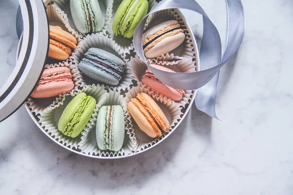 Французький Солодощі Десерт Macarons Різнокольорові Подарунок Коробку Стрічкою — стокове фото