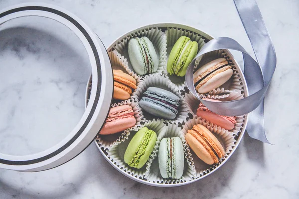 Французький Солодощі Десерт Macarons Різнокольорові Подарунок Коробку Стрічкою — стокове фото