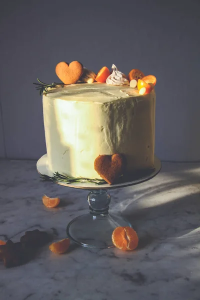 Bolo Branco Decorado Com Biscoitos Gengibre Marshmallows Sobre Fundo Escuro — Fotografia de Stock