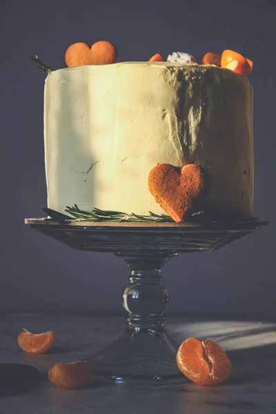 Белый Торт Украшенный Имбирным Печеньем Зефиром Темном Фоне — стоковое фото