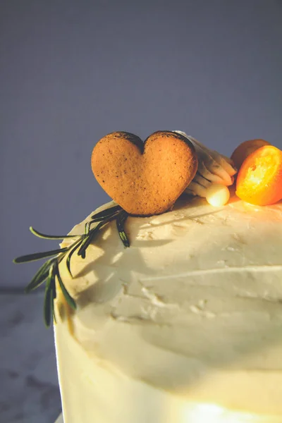 White Cake Decorated Ginger Cookies Marshmallows Dark Background — Stock Photo, Image