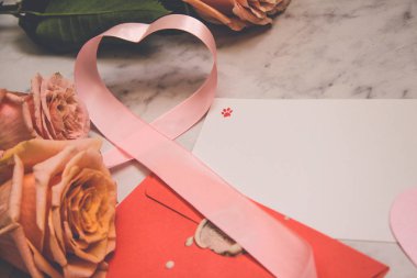 Sevgililer günü, gül, posta kartı, zarf, şerit için kompozisyon