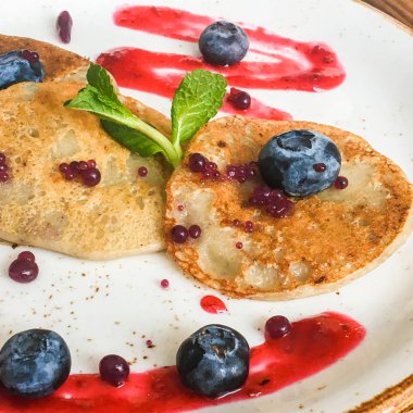 Krep ile fındık ve ahşap bir masa üzerinde çilek