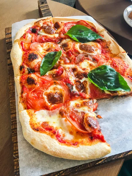 イタリアのピザ、木の板 — ストック写真