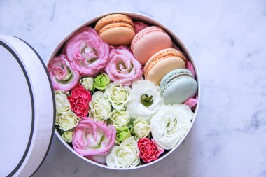 yuvarlak kutu çiçek ve mermer zemin üzerine Badem Çerezler