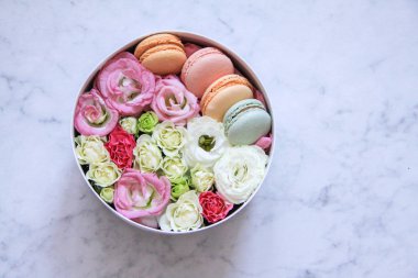 yuvarlak kutu çiçek ve mermer zemin üzerine Badem Çerezler