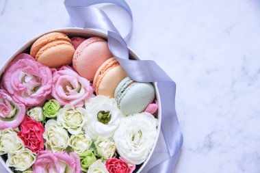 yuvarlak kutu çiçek ve mermer zemin üzerine Badem Çerezler