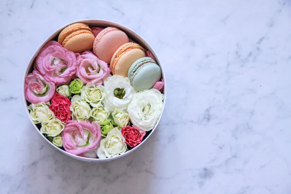 Caja redonda con flores y galletas de almendras sobre fondo de mármol — Foto de Stock