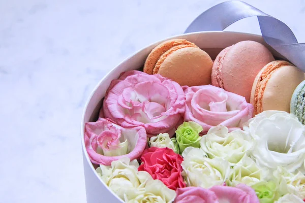 Caja redonda con flores y galletas de almendras sobre fondo de mármol —  Fotos de Stock