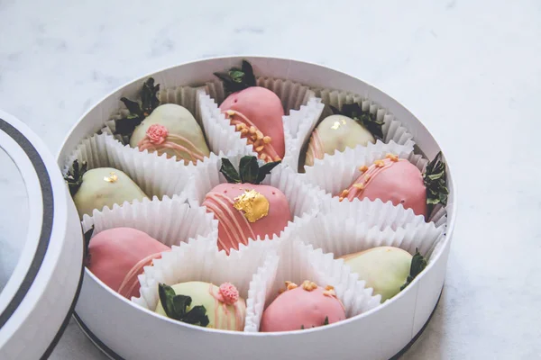 Morangos cobertos de chocolate gourmet em uma caixa de presente redonda — Fotografia de Stock