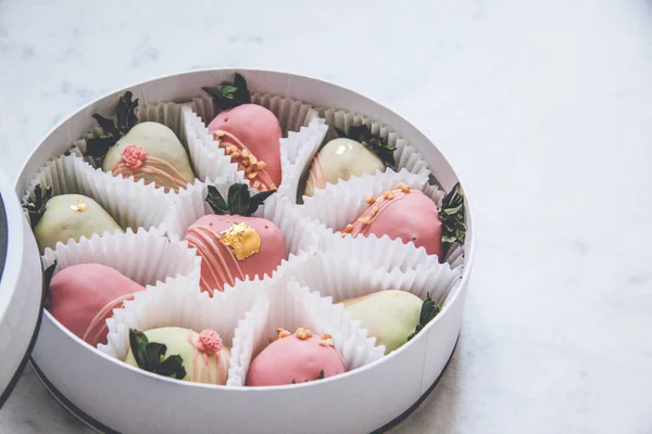 Morangos cobertos de chocolate gourmet em uma caixa de presente redonda — Fotografia de Stock
