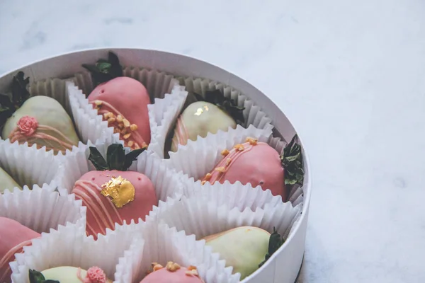 Fresas cubiertas de chocolate gourmet en una caja de regalo redonda —  Fotos de Stock