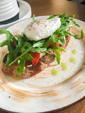Bruschetta roka domates ve haşlanmış yumurta ile bir kafede bir plaka üzerinde