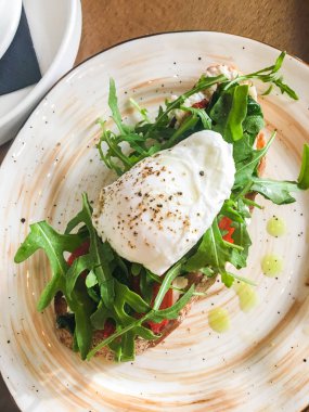 Bruschetta roka domates ve haşlanmış yumurta ile bir kafede bir plaka üzerinde