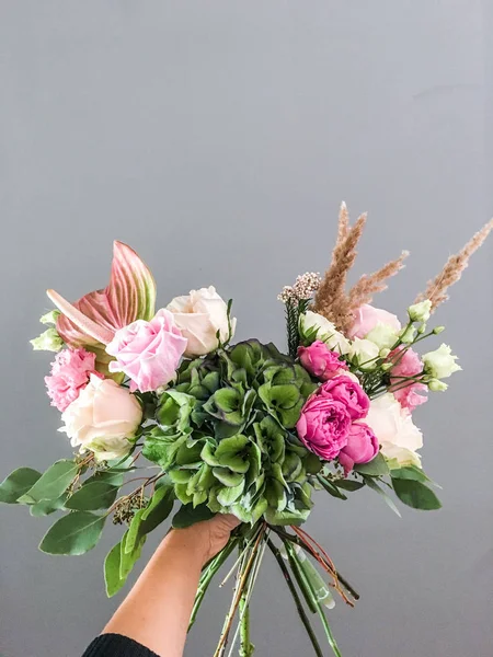 Bouquet avec hortensia, rose, anthurium, verts, main tenant — Photo