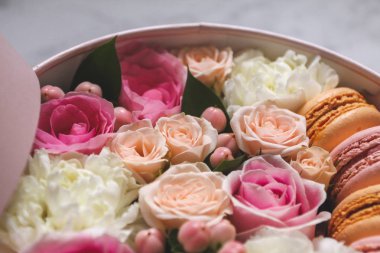 Arka plan üstünde macaroons ile Kutu güzel çiçek arka plan