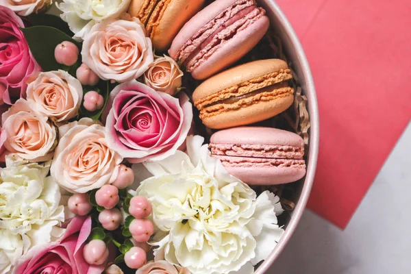 Hermoso fondo floral en la caja con los macarrones sobre el fondo — Foto de Stock