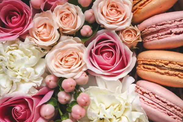 Bellissimo sfondo floreale nella scatola con i macaron in cima allo sfondo — Foto Stock