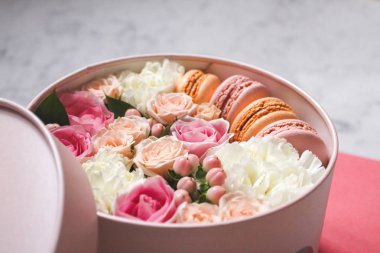 Hediye seti: çiçek ve badem kurabiye gül bir kutu