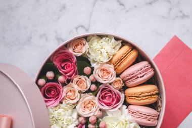 Hediye seti: çiçek ve badem kurabiye gül bir kutu