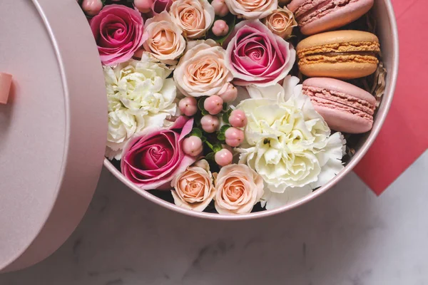 Set de regalo: una caja de flores y galletas de almendras rosas — Foto de Stock