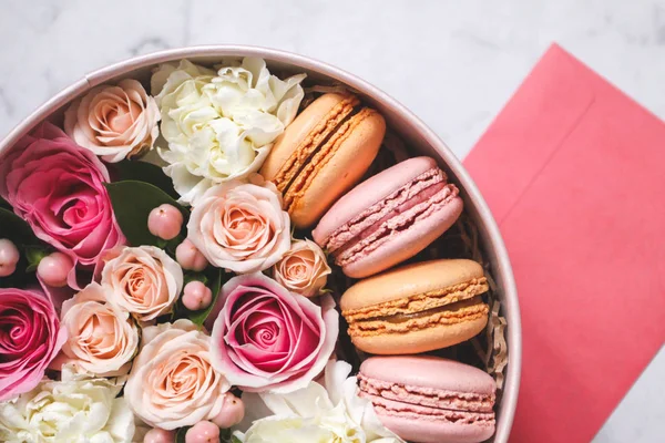 Set de regalo: una caja de flores y galletas de almendras rosas — Foto de Stock