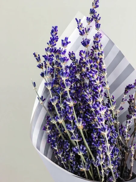 Lavendel Bouquet Auf Grauem Hintergrund — Stockfoto
